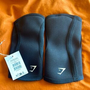 Gymshark M knee sleeves